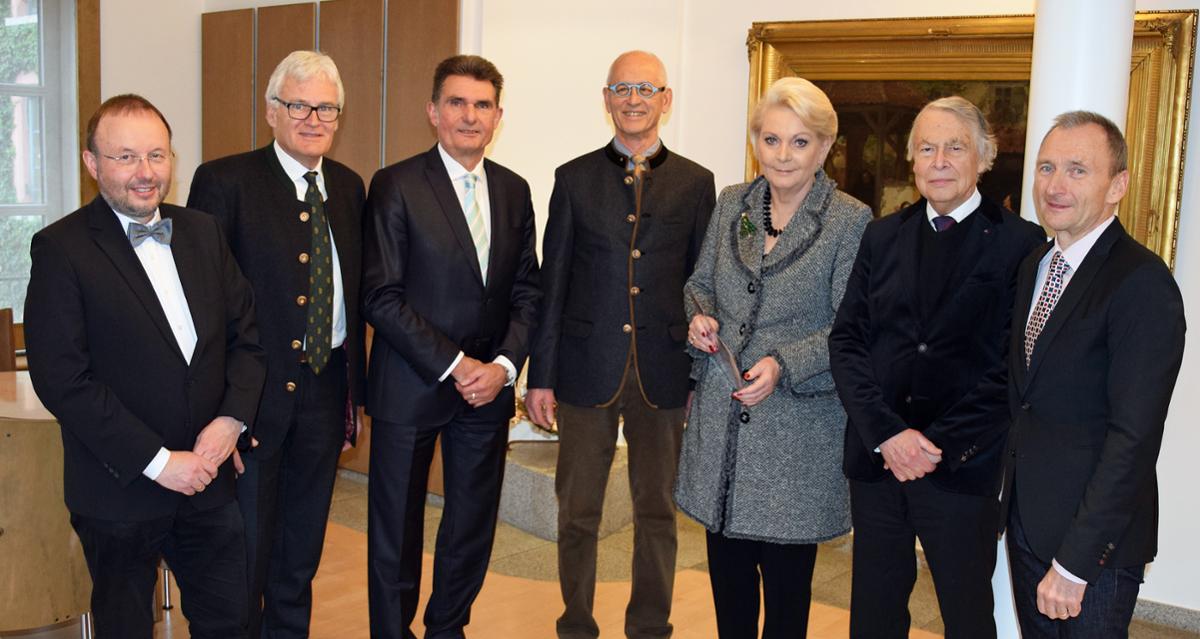 Von links: Gert Vorwalder, komro-Geschäftsführer; Stefan Ludwig, GRWS-Geschäftsführer; Michael Keneder, Stadtdirektor; Georg Reindl, Schatzmeister Lions Club Rosenheim; Gabriele Bauer, Oberbürgermeisterin; Dr. Helmut Schmidt, Vorsitzender des Stiftungsvorstandes der Gertraud-Stumbeck-Stiftung; Christian Meixner, Sozialamtsleiter.© Trux