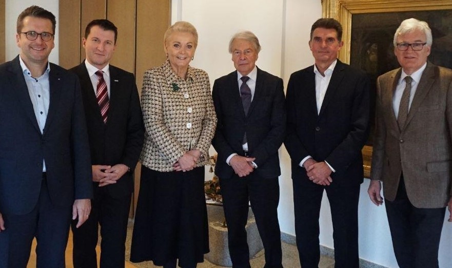 V.l.n.r.: Torsten Schüssler, Lions Club Rosenheim; Frank Pauler, komro GmbH; Gabriele Bauer, Oberbürgermeisterin; Dr. Helmut Schmidt, Gertraud Stumbeck Stiftung, Michael Keneder, Stadtdirektor; Stefan Ludwig, GRWS (Foto: Stadt Rosenheim) V.l.n.r.: Torsten Schüssler, Lions Club Rosenheim; Frank Pauler, komro GmbH; Gabriele Bauer, Oberbürgermeisterin; Dr. Helmut Schmidt, Gertraud Stumbeck Stiftung, Michael Keneder, Stadtdirektor; Stefan Ludwig, GRWS (Foto: Stadt Rosenheim)