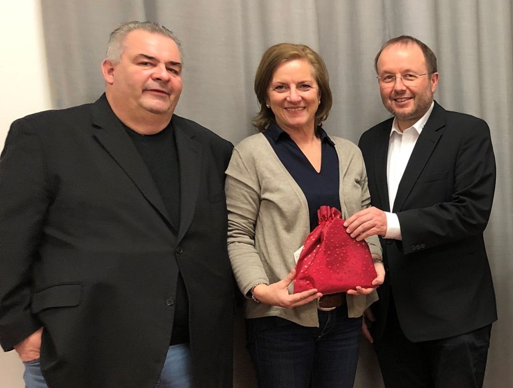 v.r. Gert Vorwalder, Geschäftsführer komro GmbH und Holger Jarrath von JARRATH.COM übergeben die „technischen“ Weihnachtsgeschenke vom Wunschzettel der Heimkinder an Einrichtungsleiterin Wilhelmine Hansen (mitte) v.r. Gert Vorwalder, Geschäftsführer komro GmbH und Holger Jarrath von JARRATH.COM übergeben die „technischen“ Weihnachtsgeschenke vom Wunschzettel der Heimkinder an Einrichtungsleiterin Wilhelmine Hansen (mitte)