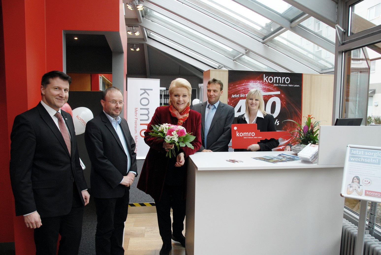 v.r. Karin Wagenstaller, Karsten Mevissen, Gabriele Bauer, Gert Vorwalder, Frank Pauler Schlüsselübergabe zur Neueröffnung komro Kundenzentrum